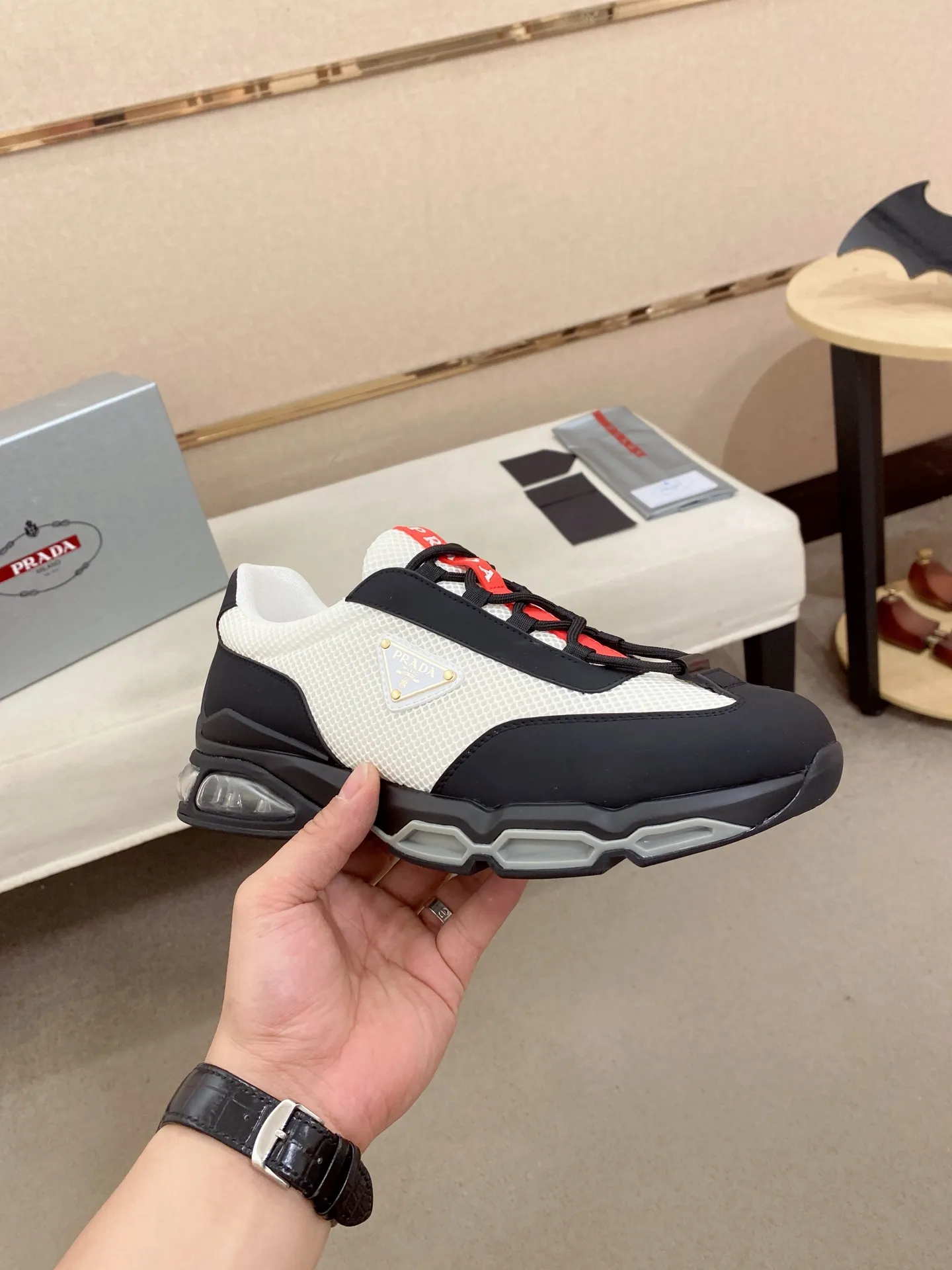 Factory price 660💰 ✔️✔️✔️High version High-quality new PRADA (Prada) counters are on the market at the same time, new men's shoes, 😘fabrics imported first-layer cowhide and mesh fabrics, purely handmade. Lining: Full cowhide lining. 👍🏿 High-end ☄️ air-cushion molded anti-slip rubber outsole, exquisite lines, simple and elegant, comfortable and high-end for leisure travel. Code number: 38 to 45